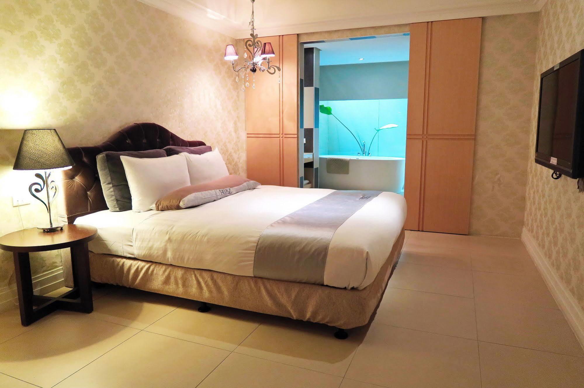 Herz Motel Taichung Exterior photo