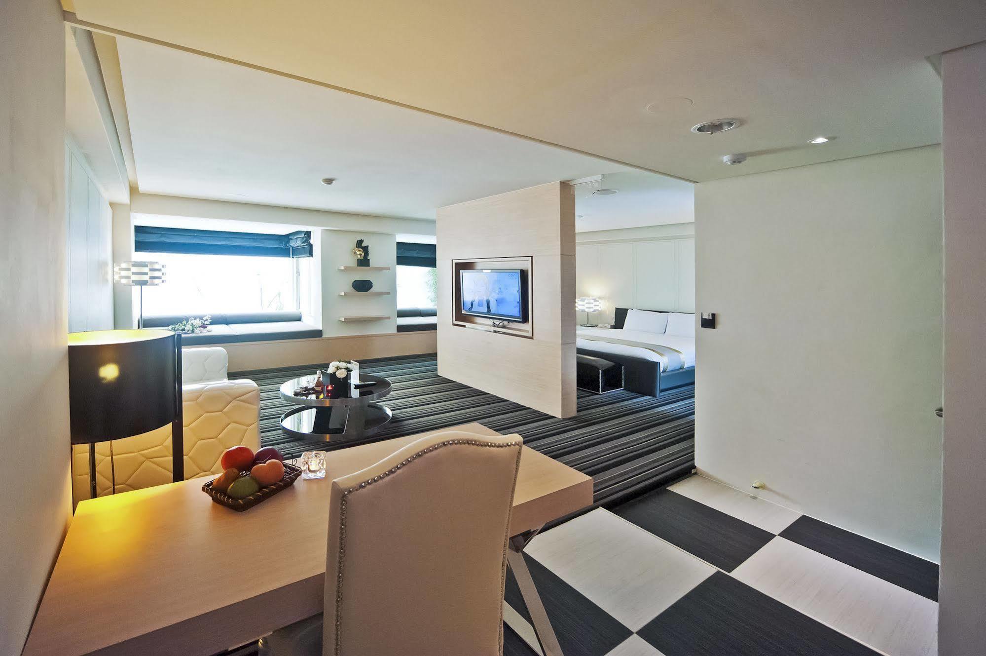 Herz Motel Taichung Exterior photo