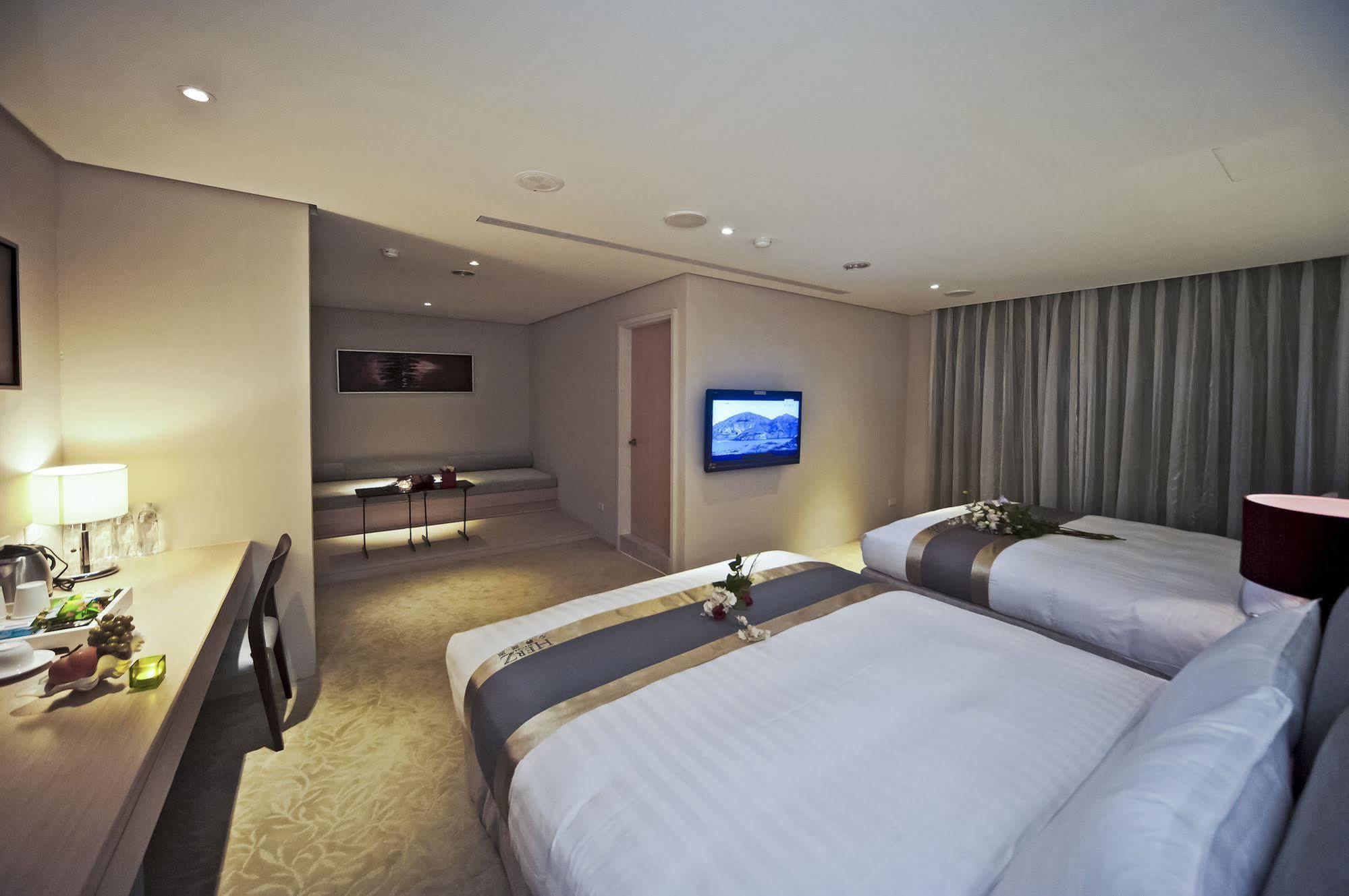 Herz Motel Taichung Exterior photo