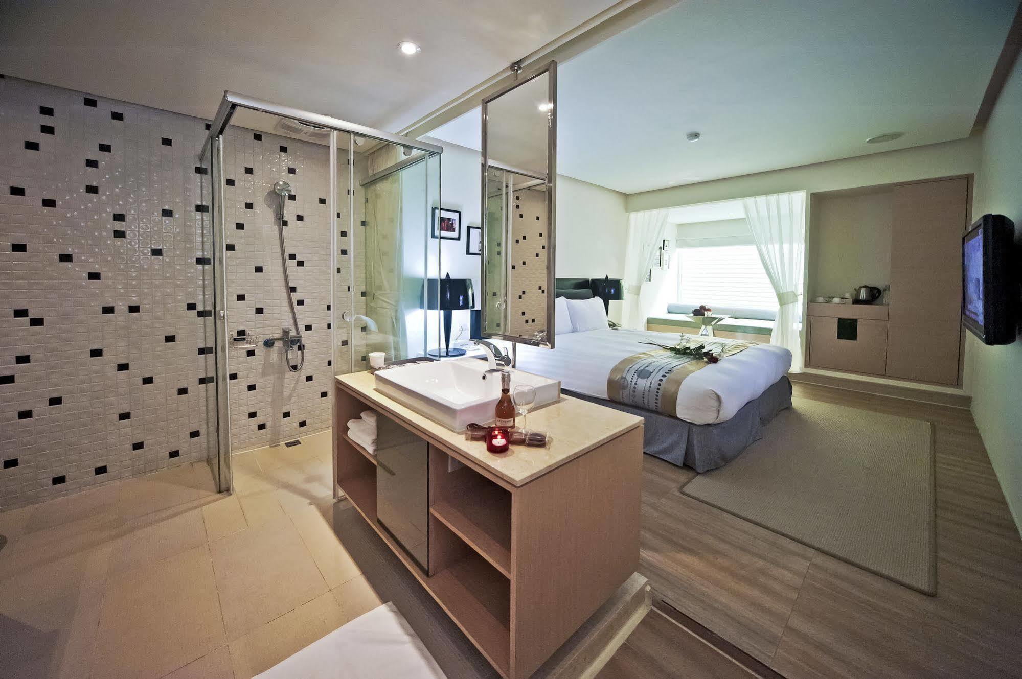 Herz Motel Taichung Exterior photo